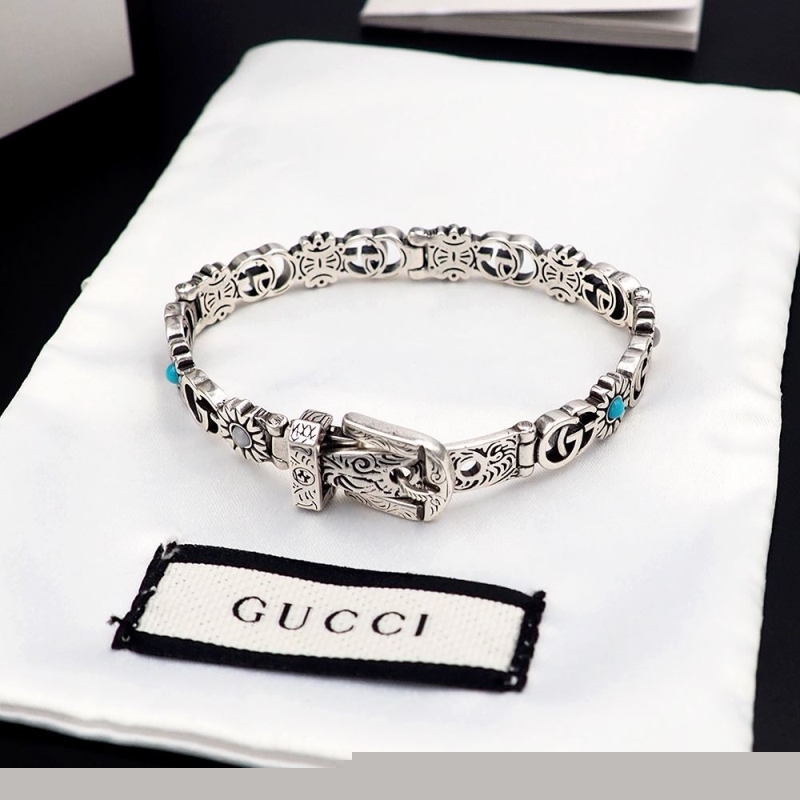 G*u*i bracelets
